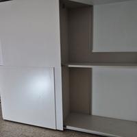 Armadio scorrevole laccato opaco.