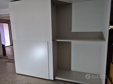 Armadio scorrevole laccato opaco.