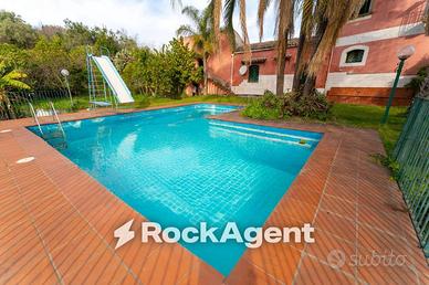 Rustico / Casale di 1069 m² con più di 5 locali e 