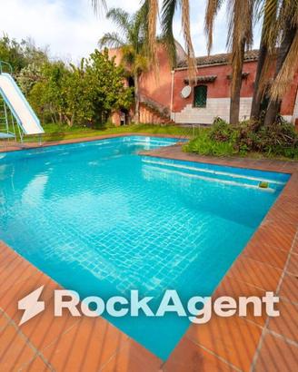 Rustico / Casale di 1069 m² con più di 5 locali e 