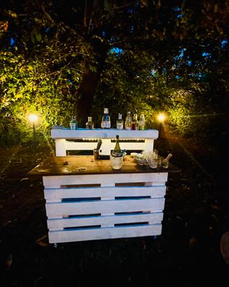 Banco bar realizzato con Pallet, led e ruote