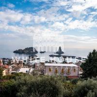 Panoramico fronte mare con garage e terrazze