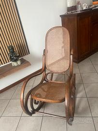 Sedia a dondolo in paglia