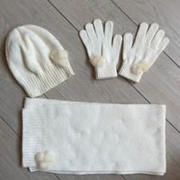 cappello, sciarpa e guanti invernali bianchi