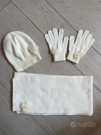 cappello, sciarpa e guanti invernali bianchi
