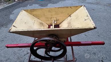 Macchina pigiatrice uva