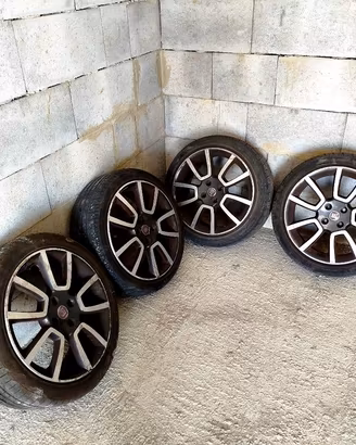 gomme e cerchi versione Abarth 17 pollici 