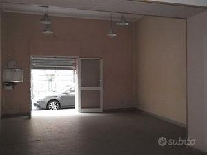 Negozio ad alta visibilita' al centro di afragola