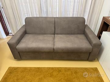 Coppia divani di cui uno letto