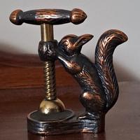 Piccolo schiaccianoci nuovo in rame e ottone