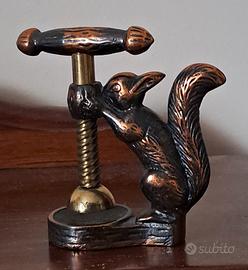 Piccolo schiaccianoci nuovo in rame e ottone