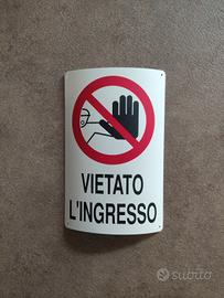 Cartello rigido "vietato l'ingresso"
