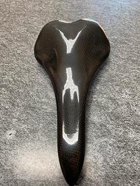 Sella carbonio scafo titanio