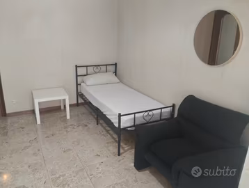Ampia stanza vicino stazione e minerva