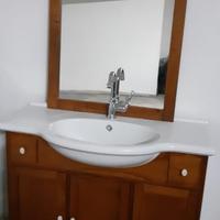 Lavandino da bagno e specchio con portaoggetti