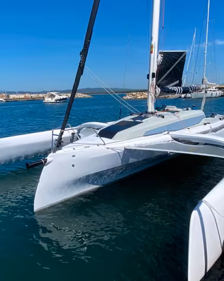 Trimarano Corsair 880