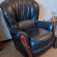 Poltrone in pelle nera e legno