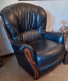 Poltrone in pelle nera e legno