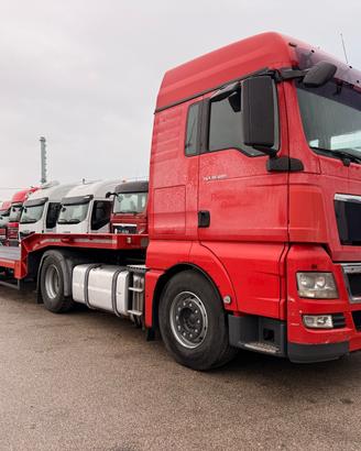 Man con semirimorchio carrellone