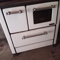  Cucina a legna con forno e tubature