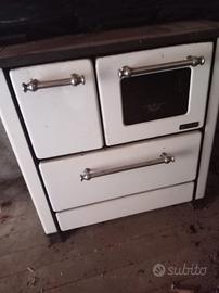  Cucina a legna con forno e tubature