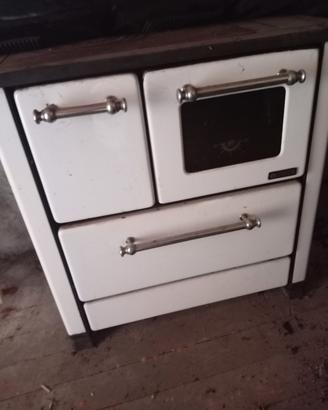  Cucina a legna con forno e tubature