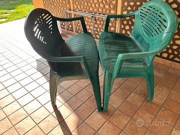 Panchine da giardino in plastica.