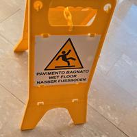 Cartello pavimento bagnato