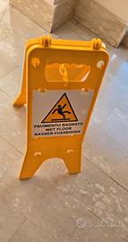 Cartello pavimento bagnato