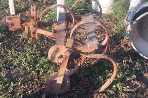 trattore con attrezzi 