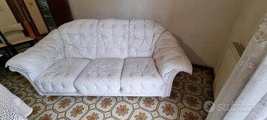 Divano e poltrone in pelle bianca