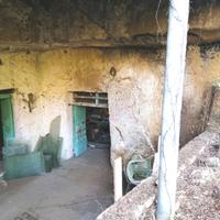 Grotte a pochi metri dalla spiaggia di Calanave