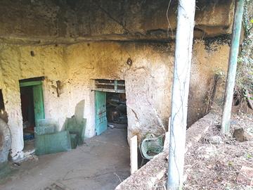 Grotte a pochi metri dalla spiaggia di Calanave
