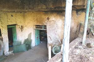 Grotte a pochi metri dalla spiaggia di Calanave