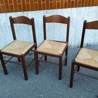 Tre sedie in legno con seduta intrecciata gratis