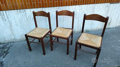 Tre sedie in legno con seduta intrecciata gratis