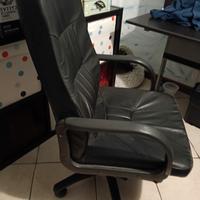 scrivania d'ufficio con sedia