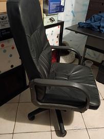 scrivania d'ufficio con sedia