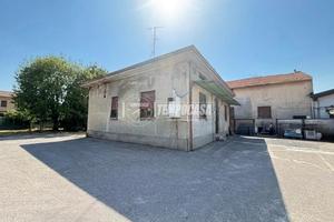 Villa singola da ristrutturare con ampio giardino
