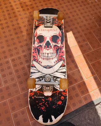 skateboard del marchio Nextreme.