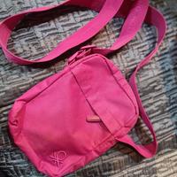 Borsa a tracolla  fucsia Benetton
