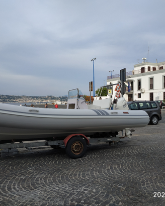 Gommone Asso 650 ben equipaggiato