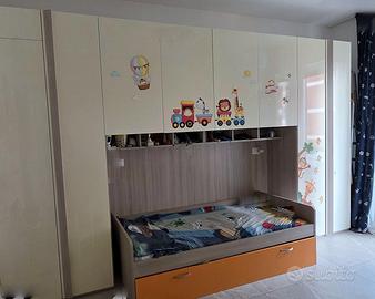 Cameretta a ponte con letto estraibile e armadi