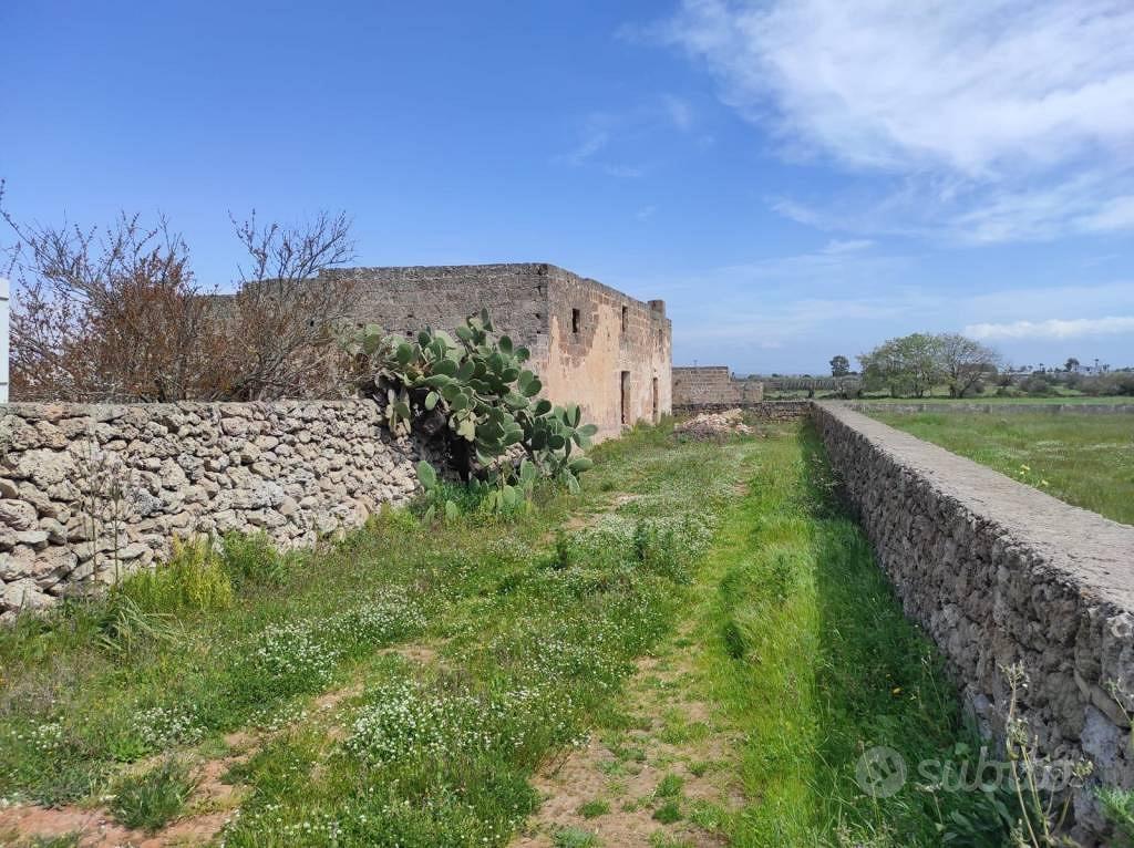 Rustico / Casale di 277 m² con più di 5 locali a R - Vista 4