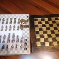 Scacchiera con pedine in metallo 