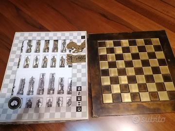 Scacchiera con pedine in metallo 