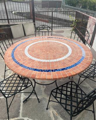Tavolo in mosaico completo di 6 sedie ferro e telo