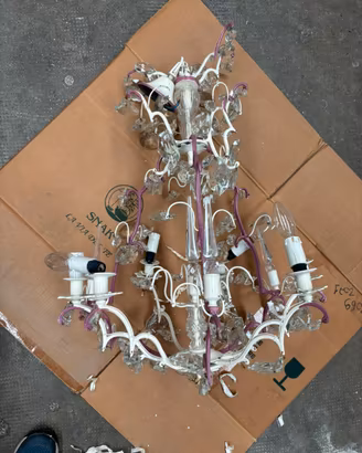 lampadario vecchio con pendenti in vetro