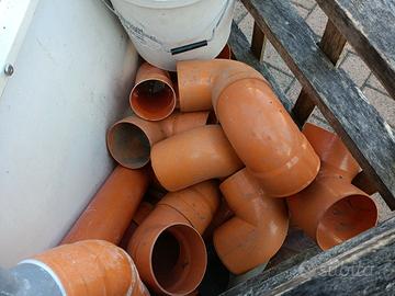 raccordi plastica fogna più Malta e stucco 