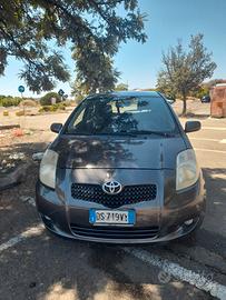 Toyota Yaris Grigio Metallizzato 